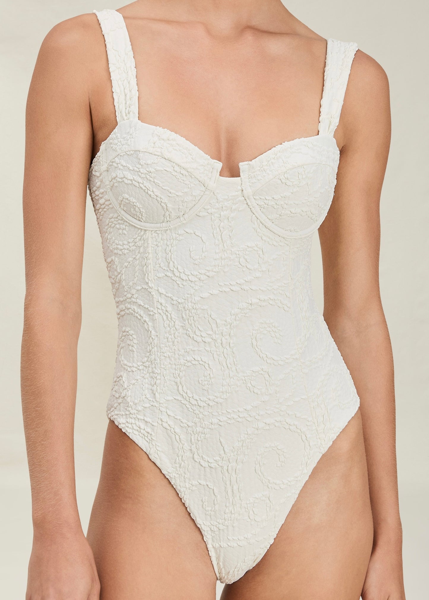 ONE PIECE OFF WHITE CON CINTURÓN