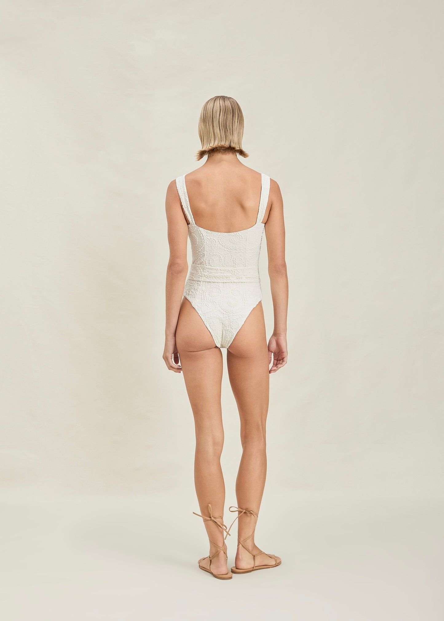 ONE PIECE OFF WHITE CON CINTURÓN