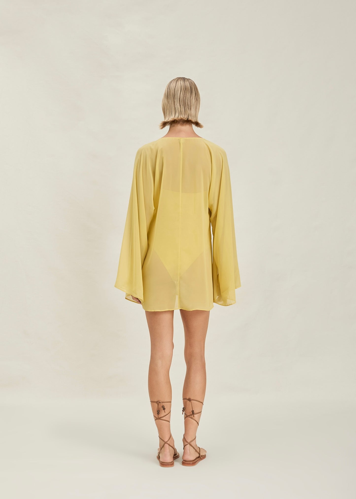 VESTIDO CORTO AMARILLO CON DETALLES