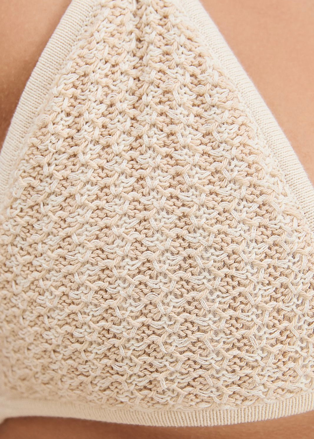 BIKINI TEJIDO BEIGE CON FLOR