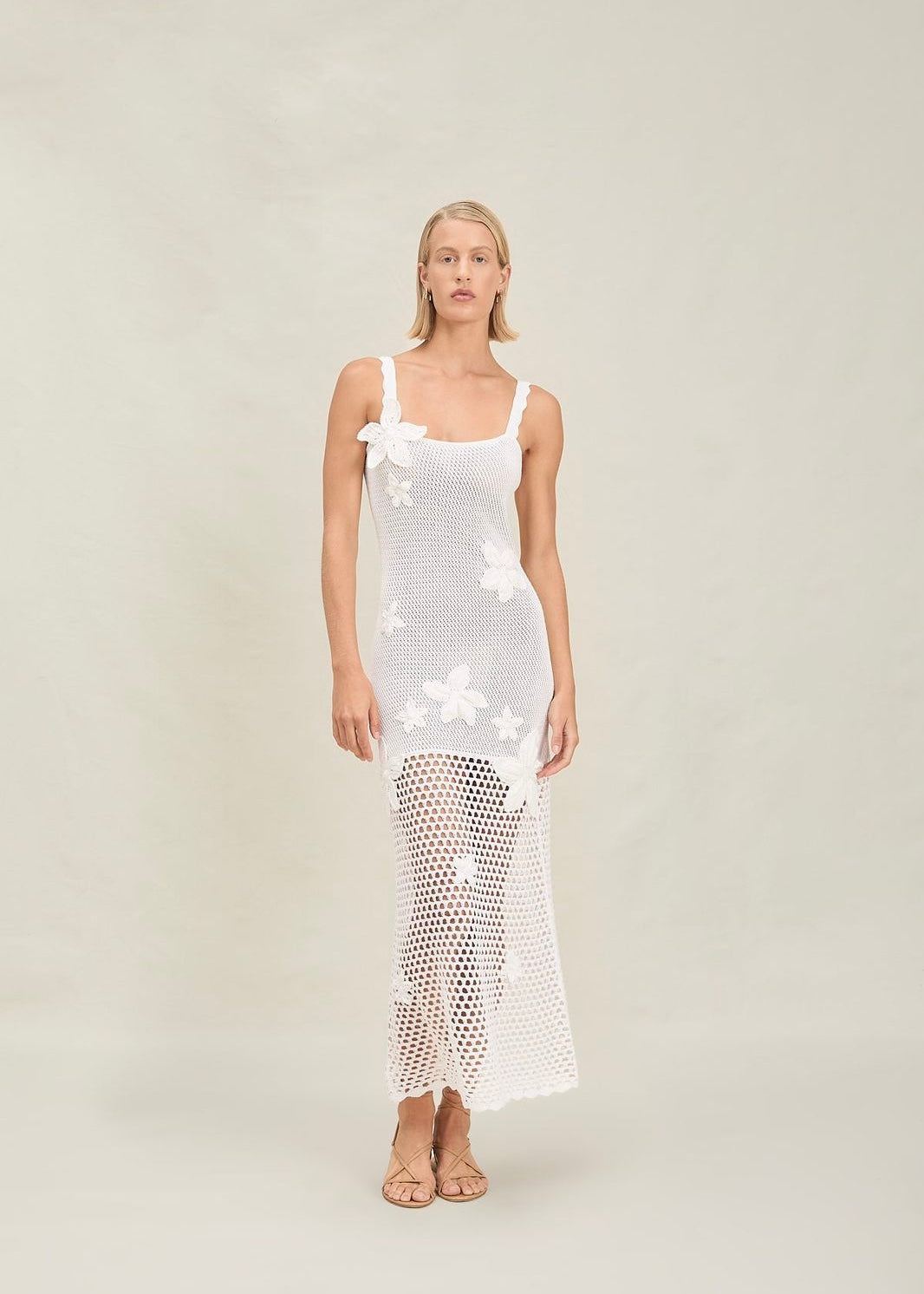 VESTIDO BLANCO TEJIDO CON FLOR