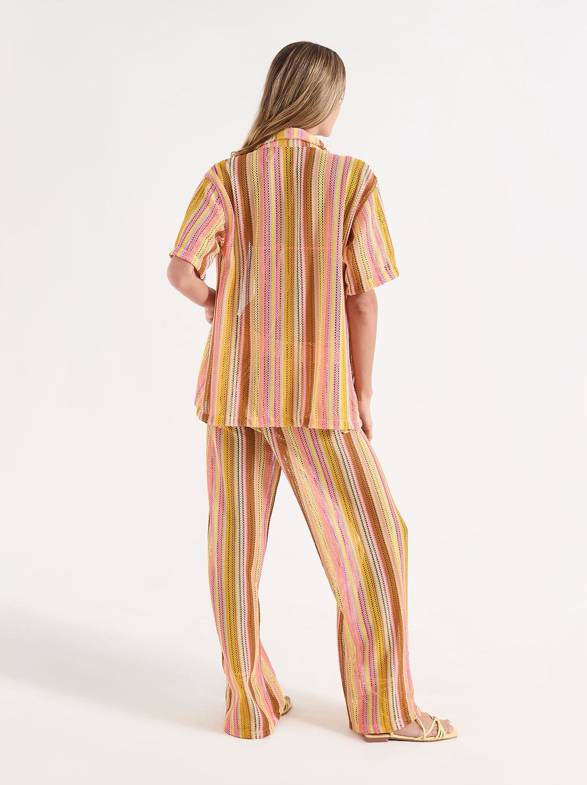 SET TEJIDO PANTALON Y CAMISA RAYADO, TONOS CAFÉS AMARILLOS Y ROSAS