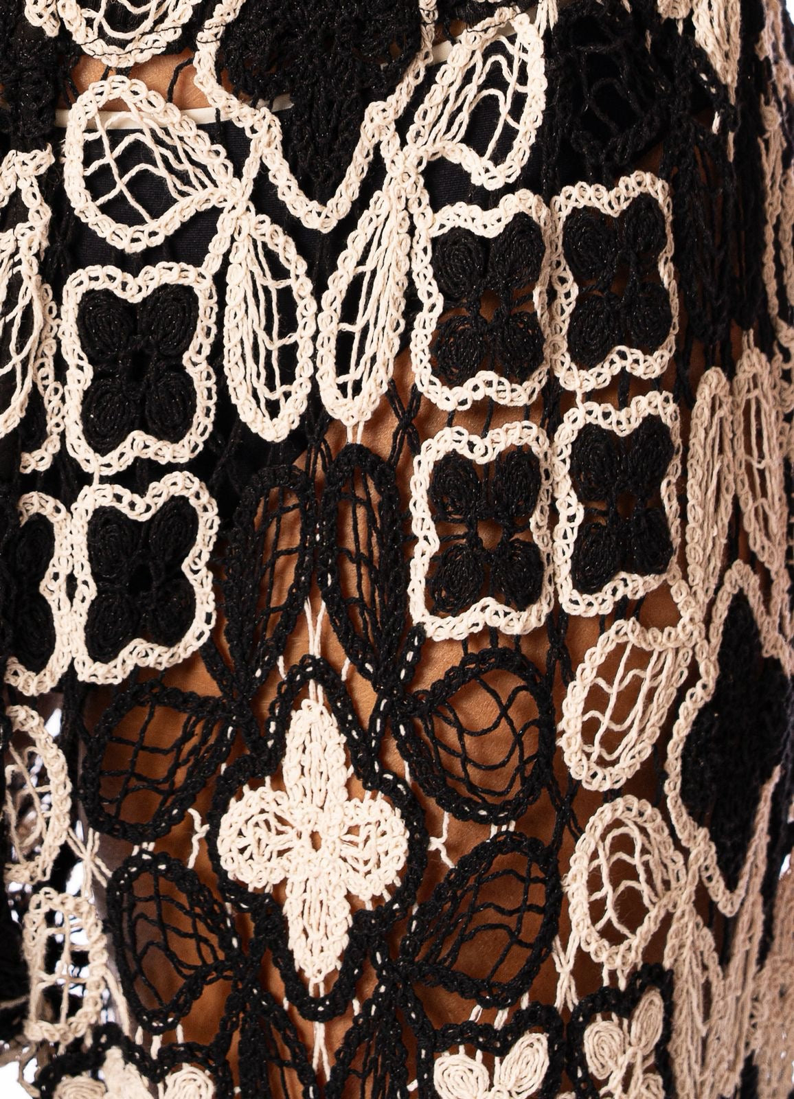 SET TEJIDO NEGRO CON BLANCO DE FLORES