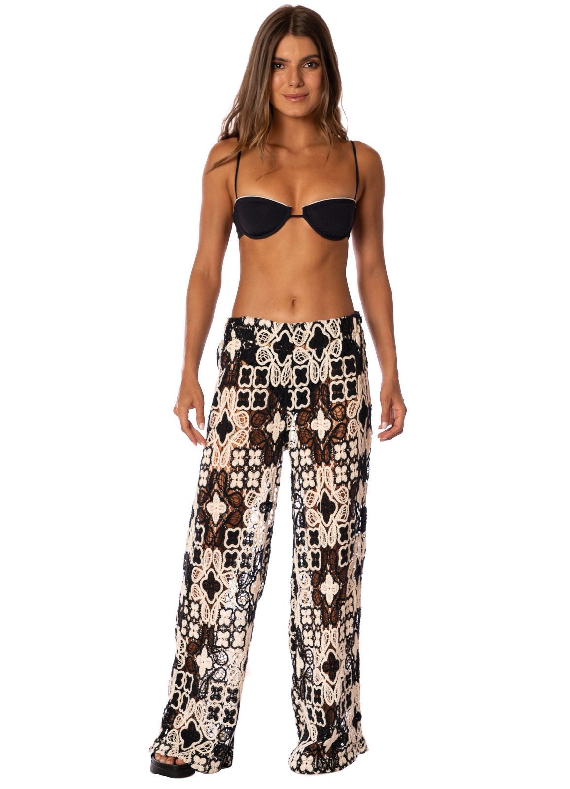 SET TEJIDO NEGRO CON BLANCO DE FLORES