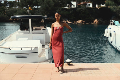 VESTIDO CAFÉ CON CARACOL