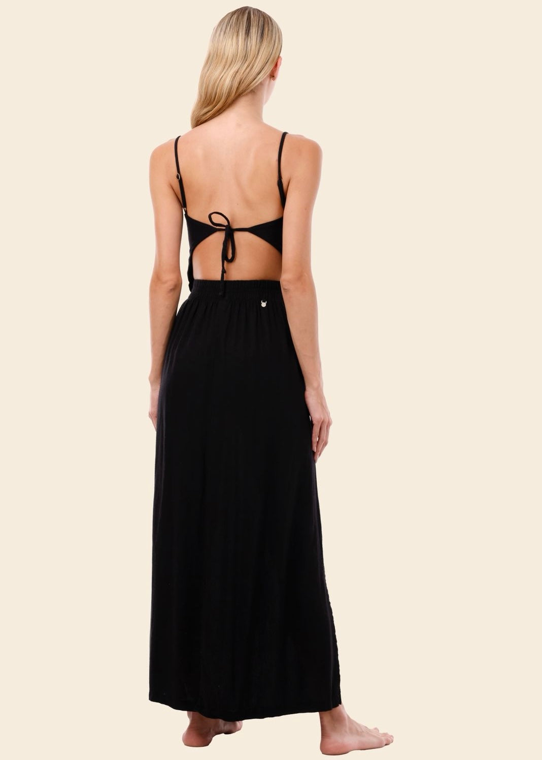 VESTIDO NEGRO ESCOTADO