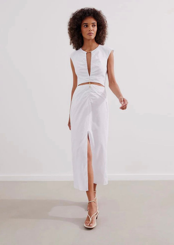 VESTIDO ESCOTADO CON BROCHE BLANCO