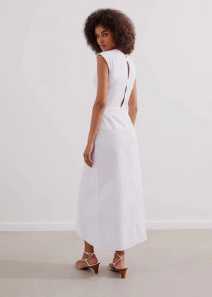 VESTIDO ESCOTADO CON BROCHE BLANCO