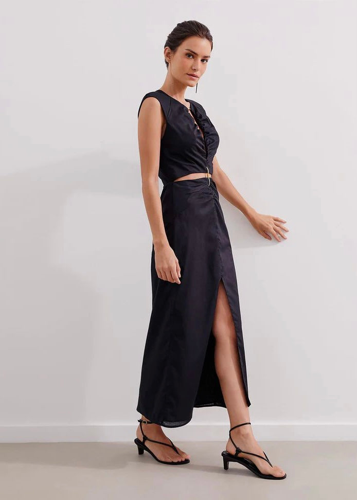 VESTIDO ESCOTADO CON BROCHE NEGRO