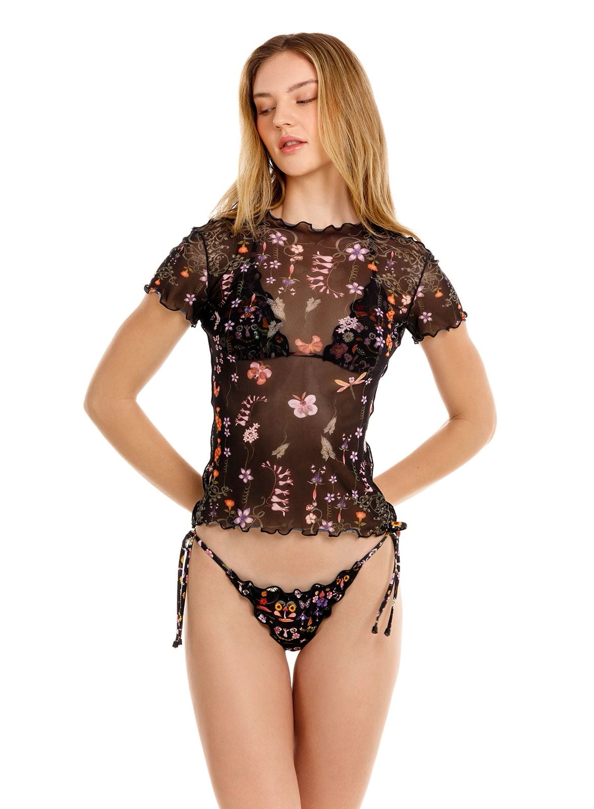 PLAYERA DE MESH NEGRA CON ESTAMPADO DE FLORES