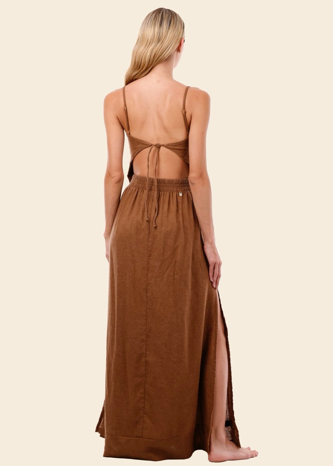 VESTIDO CAFÉ ESCOTADO
