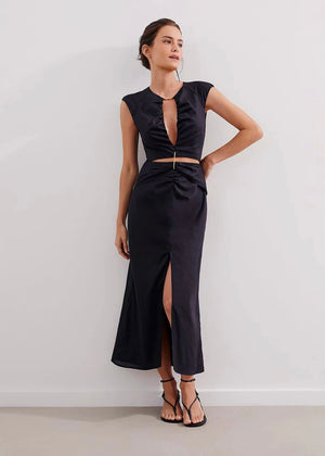 VESTIDO ESCOTADO CON BROCHE NEGRO