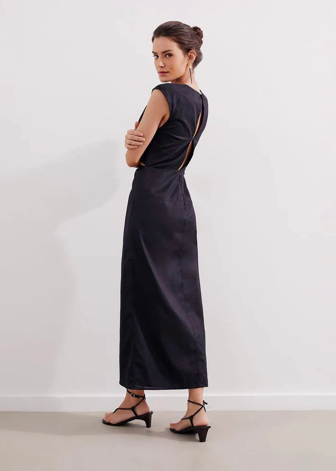 VESTIDO ESCOTADO CON BROCHE NEGRO