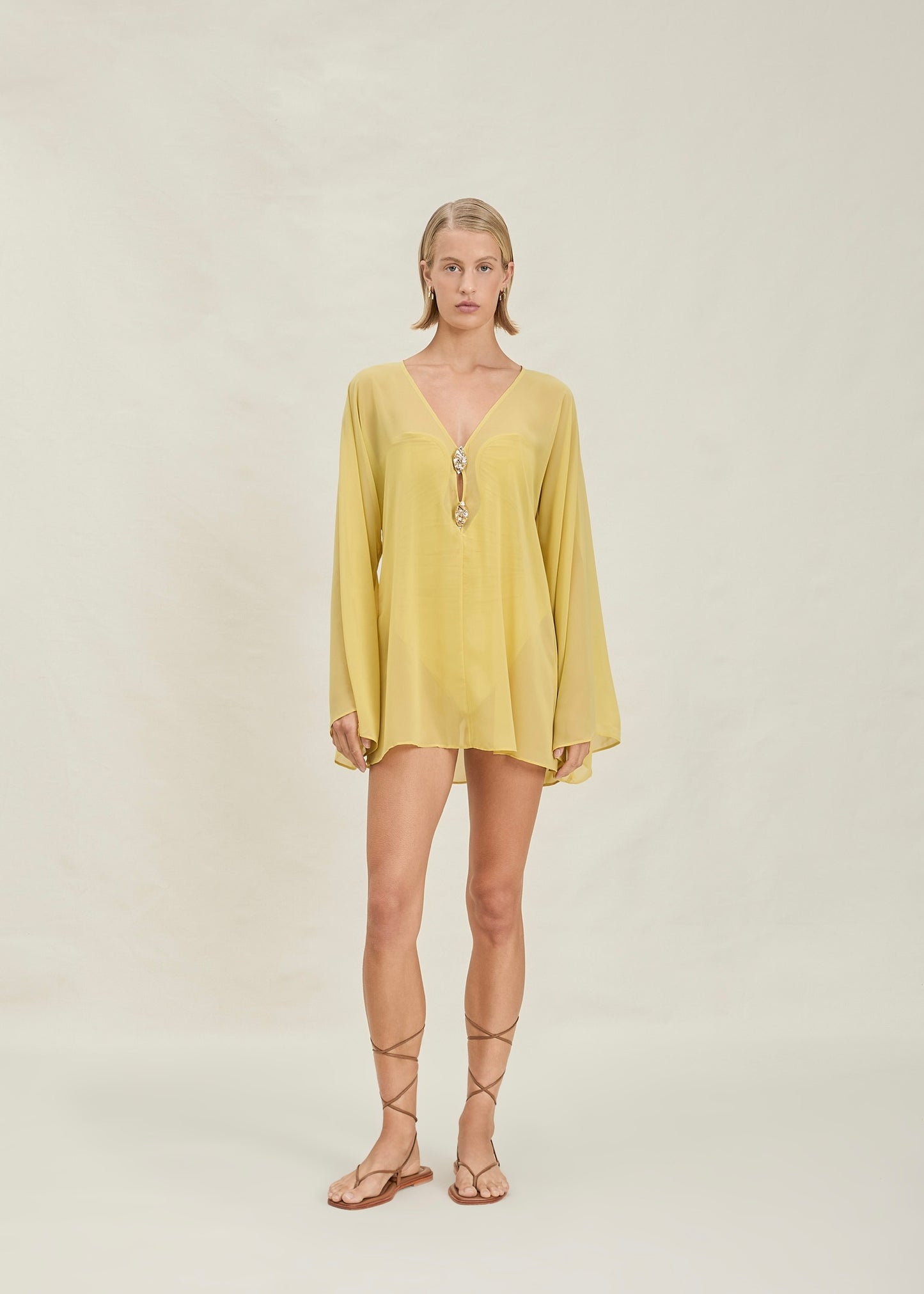 VESTIDO CORTO AMARILLO CON DETALLES