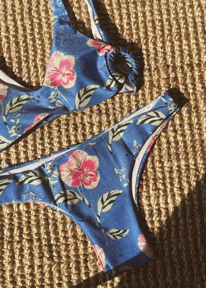 BIKINI AZUL BRILLOSO CON FLORES