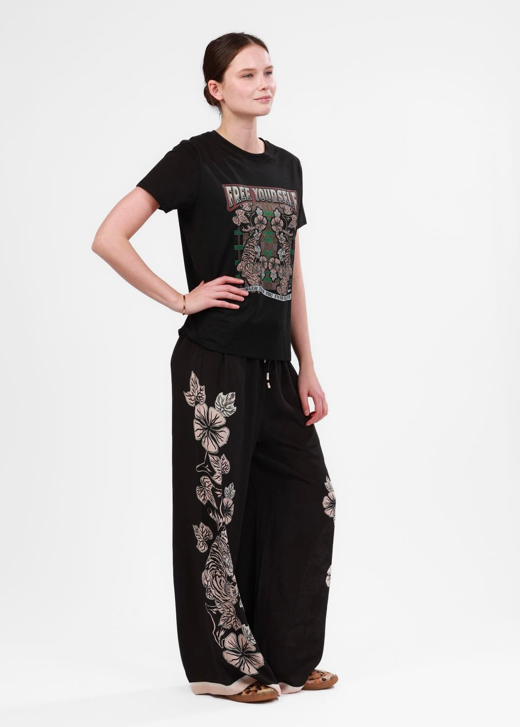 PANTALÓN SEDA NEGRO CON FLORES