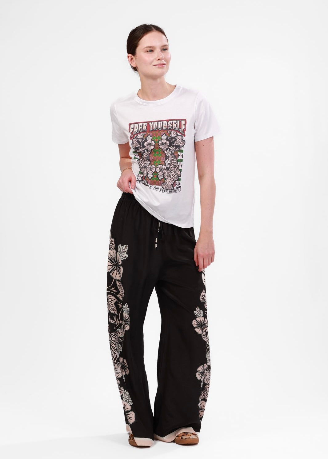 PANTALÓN SEDA NEGRO CON FLORES