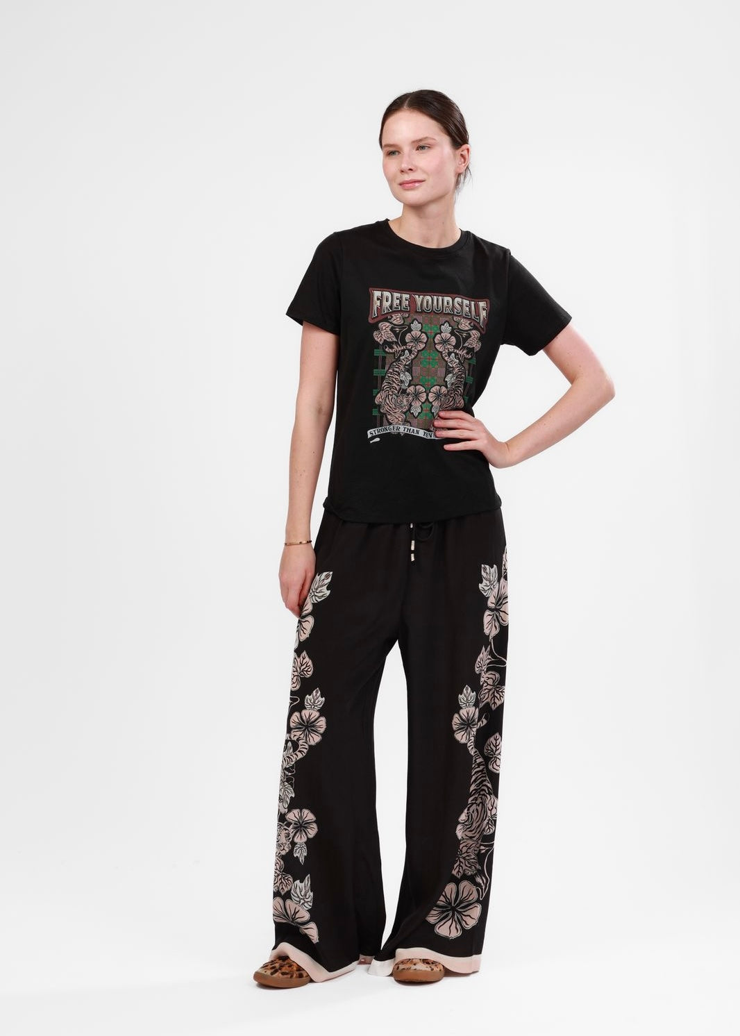PANTALÓN SEDA NEGRO CON FLORES
