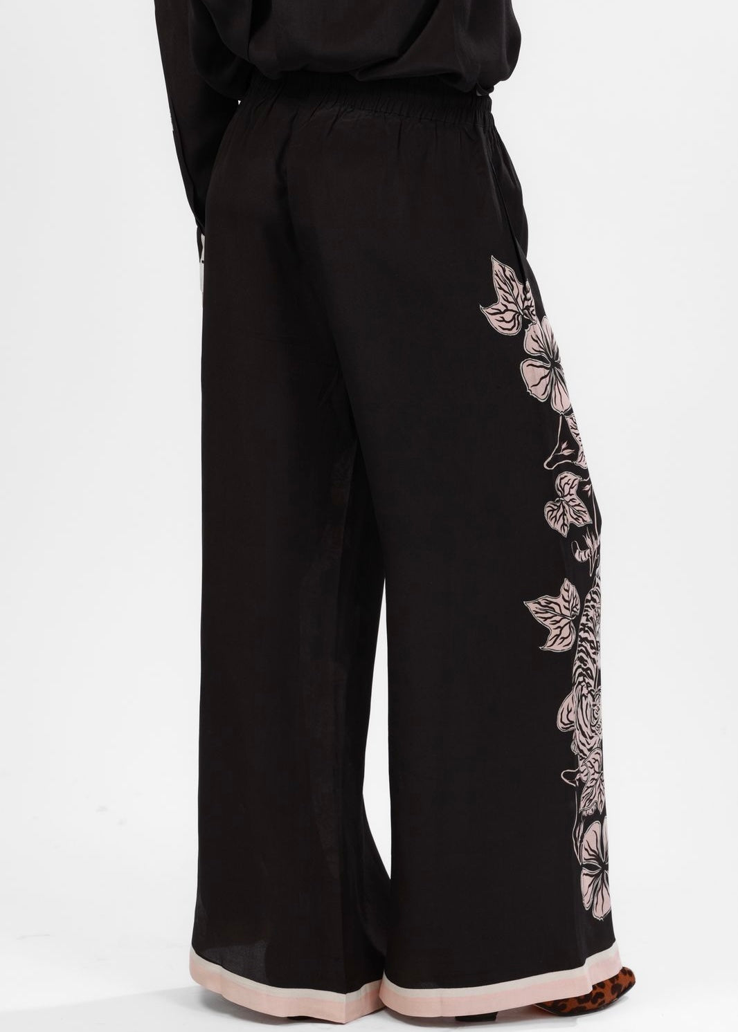 PANTALÓN SEDA NEGRO CON FLORES
