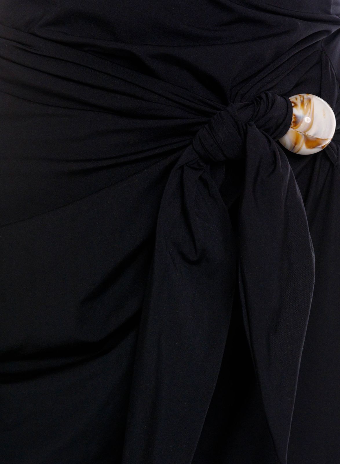 VESTIDO NEGRO CON BOLA DE MADERA
