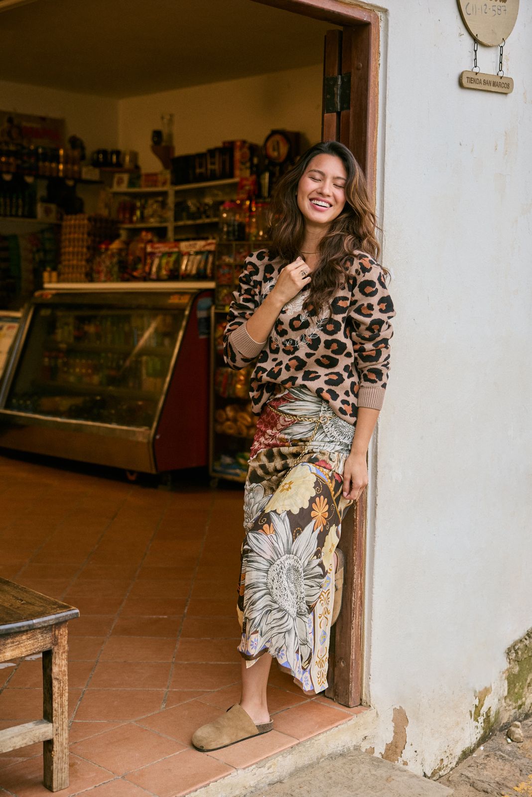 PAREO ESTAMPADO EN CAFÉS CON FLORES