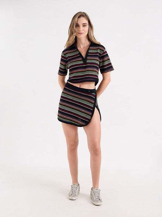 FALDA CON TOP NEGRO TEJIDO CON RAYAS DE COLORES