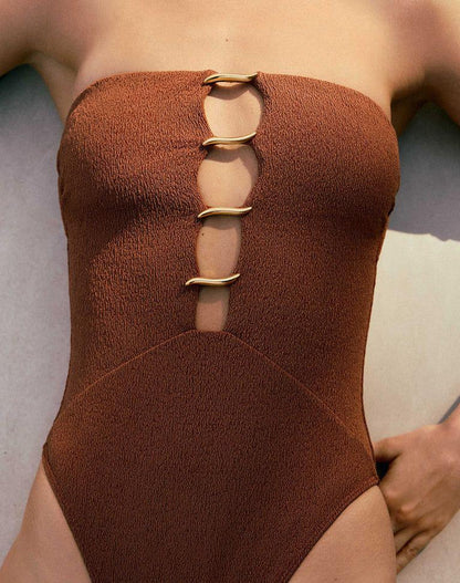 ENTERO CAFÉ CON TEXTURA DETALLES AL FRENTE