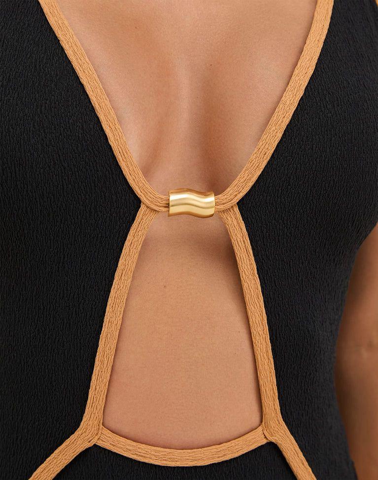 ENTERO NEGRO CON LÍNEA CAMEL CON DETALLE FRENTE