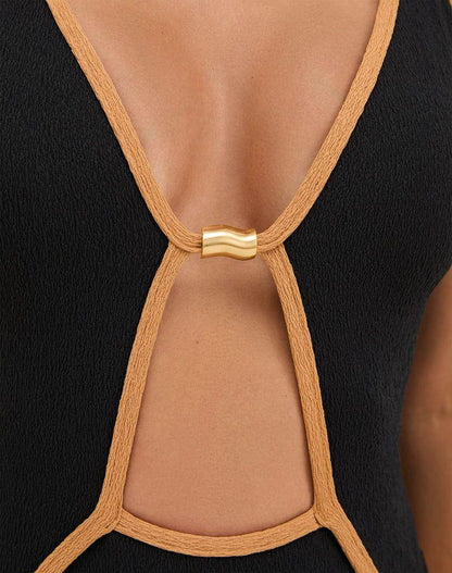 ENTERO NEGRO CON LÍNEA CAMEL CON DETALLE FRENTE