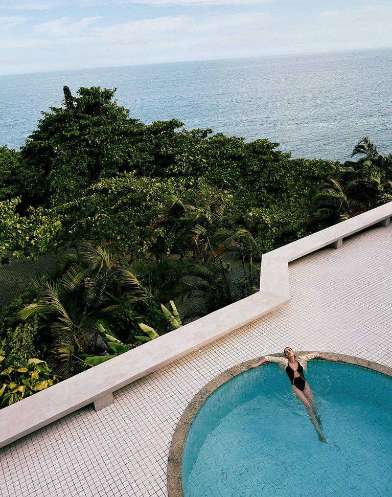 ENTERO NEGRO CON LÍNEA CAMEL CON DETALLE FRENTE