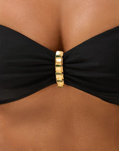 BIKINI ALTO CON APLICACIÓN STRAPLESS NEGRO