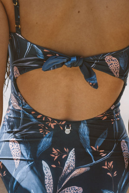 ENTERO NEGRO CON ESTAMPADO DE HOJA