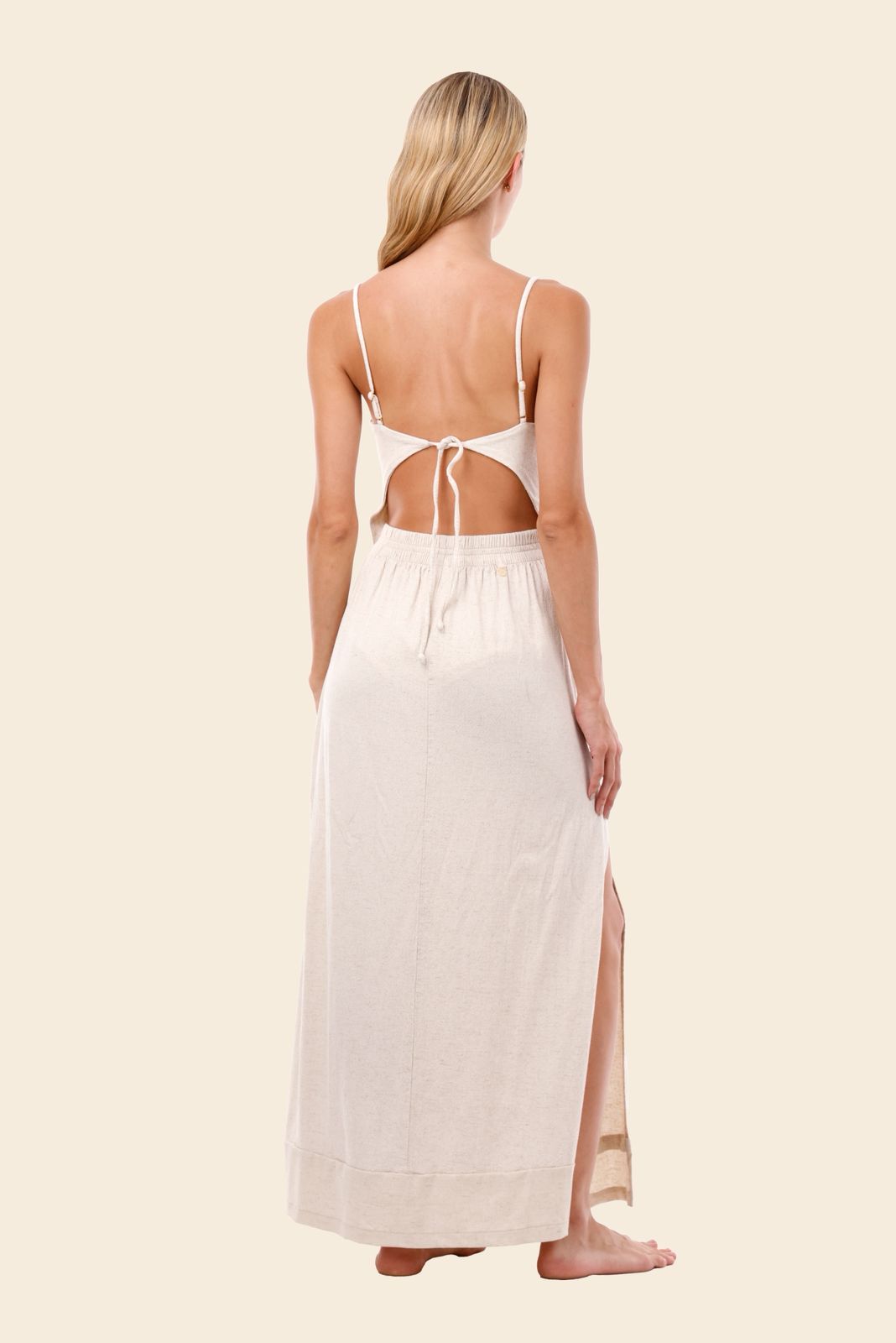 VESTIDO LARGO COLOR ARENA ESCOTADO