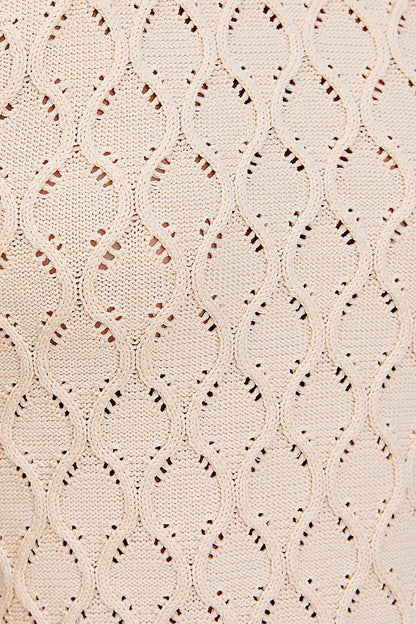 VESTIDO BEIGE TEJIDO CON ABERTURA ATRÁS