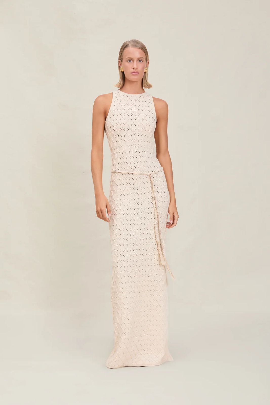 VESTIDO BEIGE TEJIDO CON ABERTURA ATRÁS