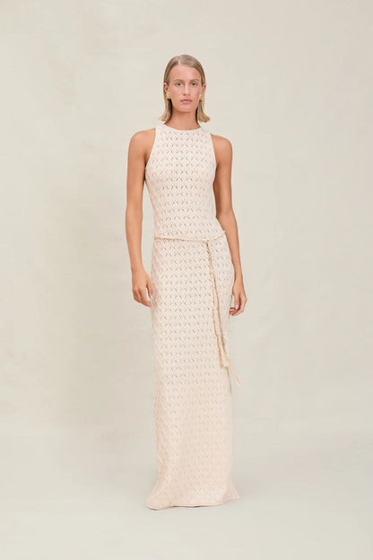 VESTIDO BEIGE TEJIDO CON ABERTURA ATRÁS