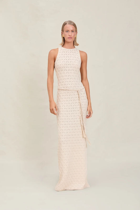 VESTIDO BEIGE TEJIDO CON ABERTURA ATRÁS