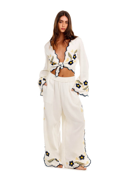 SET BLANCO CON DETALLES AZULES Y FLORES